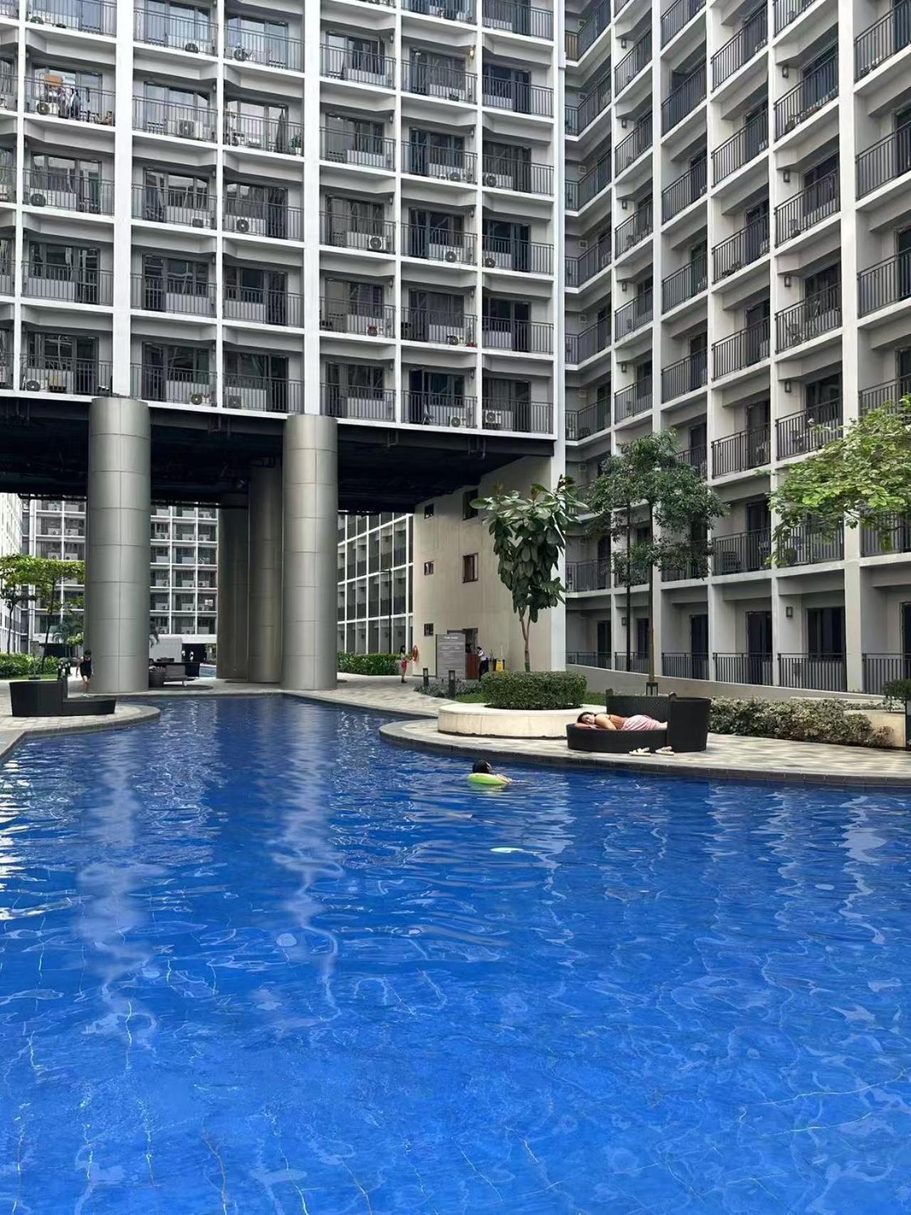 Condo In Pasay With Pool View Exterior photo