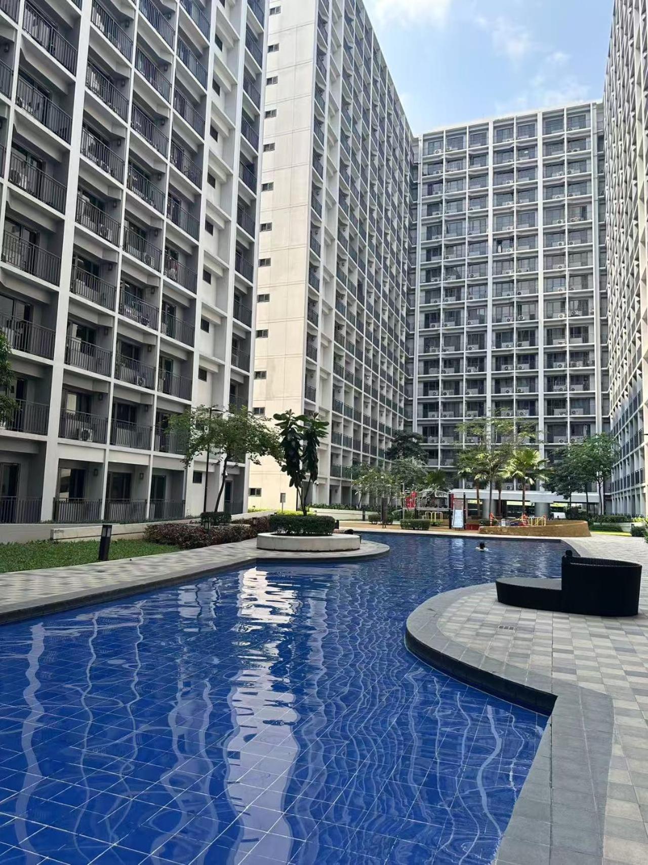 Condo In Pasay With Pool View Exterior photo
